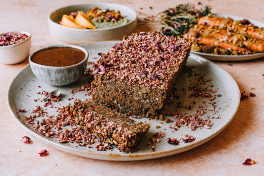 Veganer GURU Braten mit Miso-Möhren, Erbsenpüree & Sauce