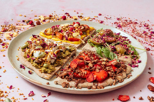 Naan Pizza aus der Pfanne mit vier verschiedenen Saucen & GURU Granola-Toppings