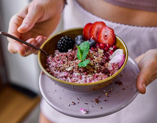 Verführerisches Beerenporridge mit Rosentanz
