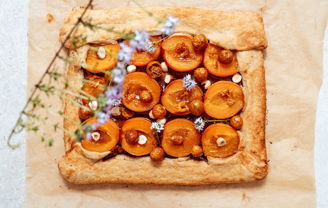 Aprikosen Galette mit Gepuffter Physalis, gerösteten Haselnusskernen  und Thymianblüten