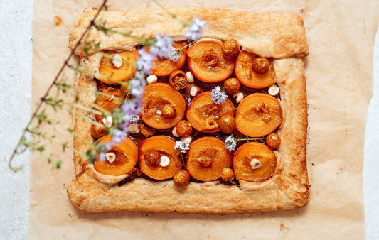 Aprikosen Galette mit Gepuffter Physalis, gerösteten Haselnusskernen  und Thymianblüten